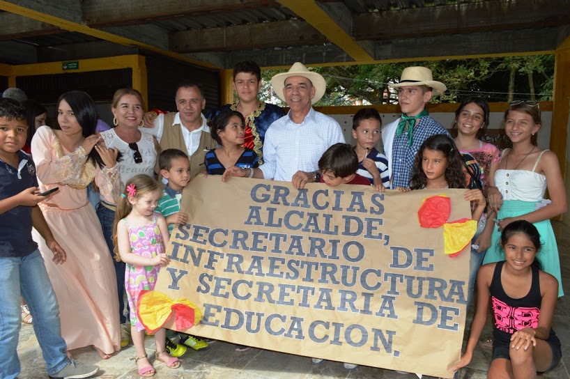 Alcalde en inauguración de restaurante